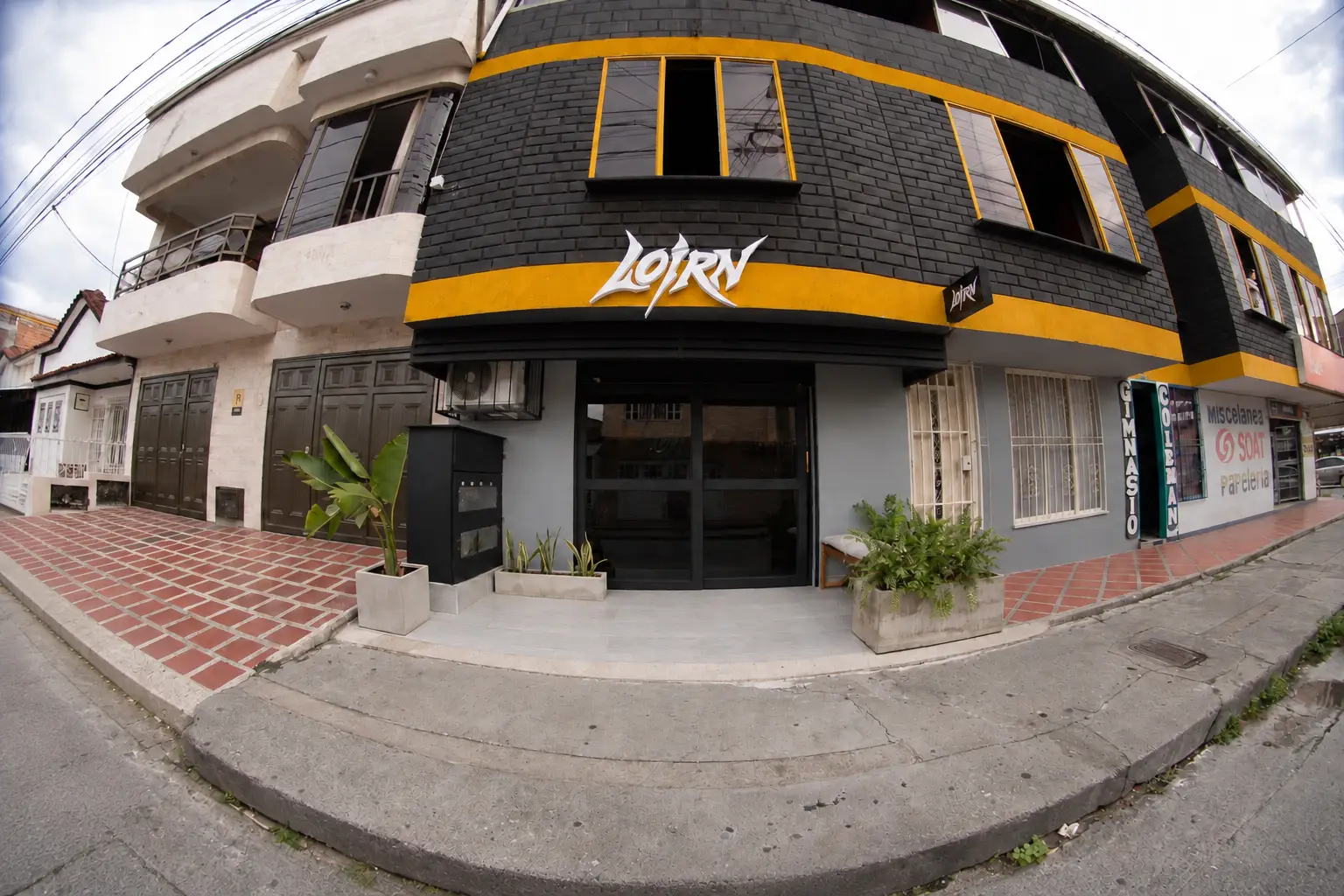 Local LOIRN — Llegás: Esquina negra y amarilla en El Prado. Imposible pasarla de largo.